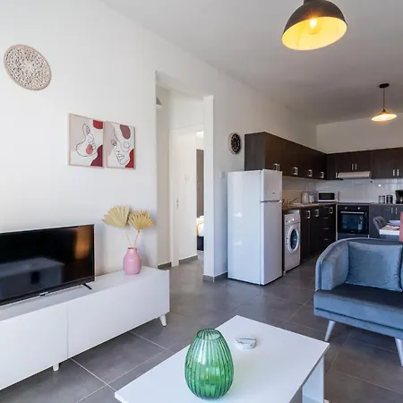 Emerald's 2-bedroom In 拉纳卡