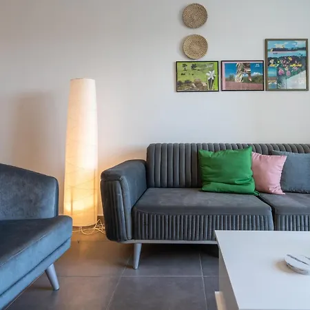 Emerald's 2-bedroom In *