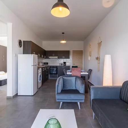 Emerald's 2-bedroom In 拉纳卡