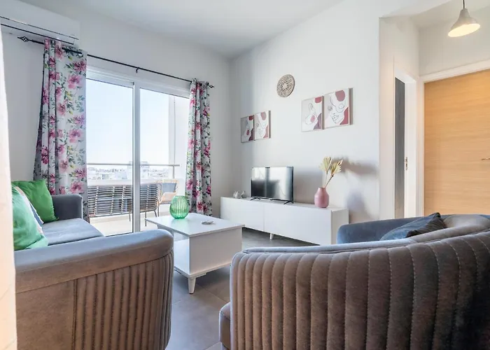 Emerald's 2-bedroom In * ラルナカ