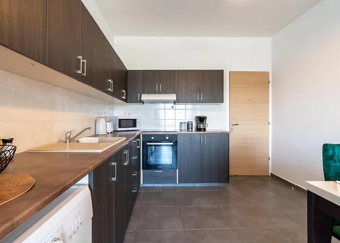 Emerald's 2-bedroom In * ラルナカ