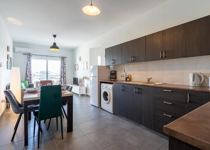 アパート Emerald's 2-bedroom In ラルナカ