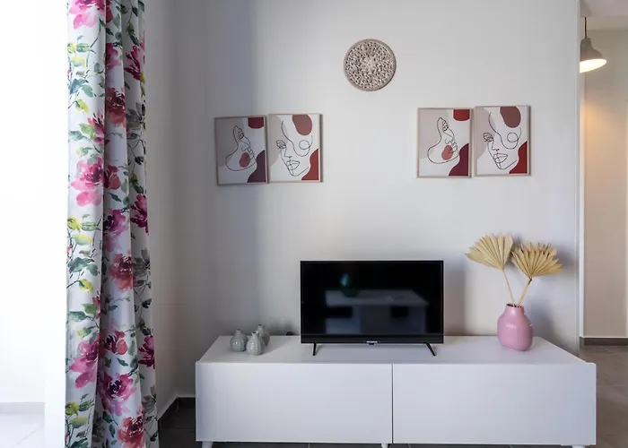 Emerald's 2-bedroom In * ラルナカ