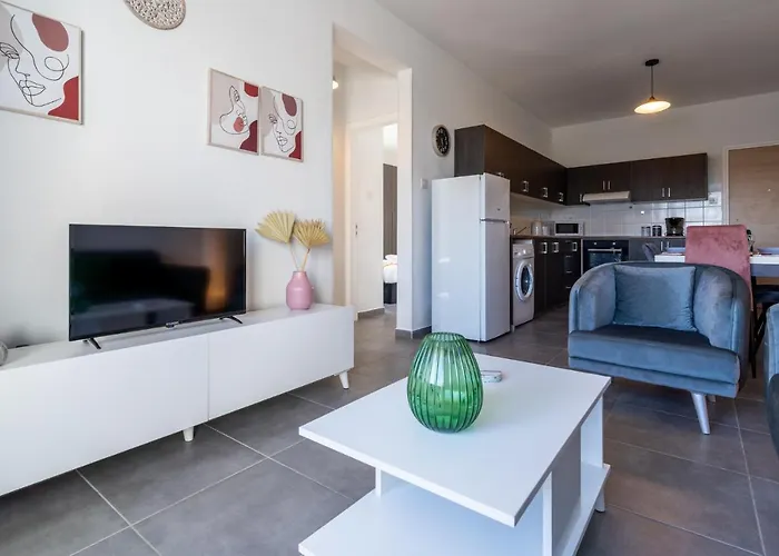 Emerald's 2-bedroom In * ラルナカ